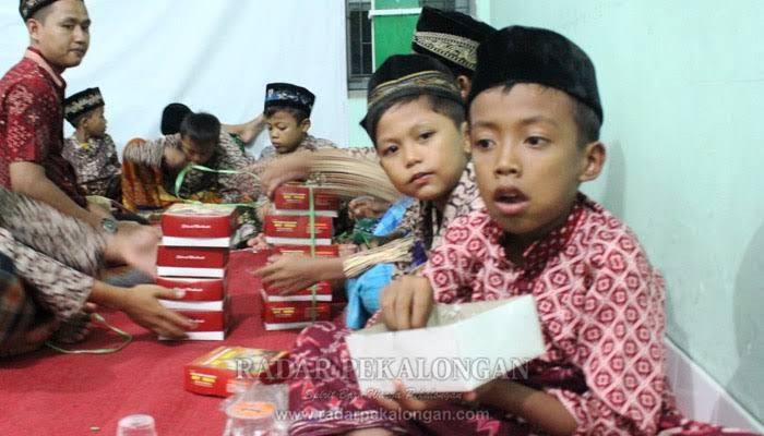 Sedekah Anak Yatim Atau Masjid. Empat Lokasi Sedekah Ini Lebih Baik daripada di Jalanan Halaman