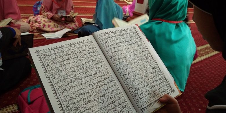 Bacaan Quran Setelah Sholat Fardhu. Keutamaan Surah Al-Waqiah, Ar Rahman, As Sajdah, dan Al Mulk