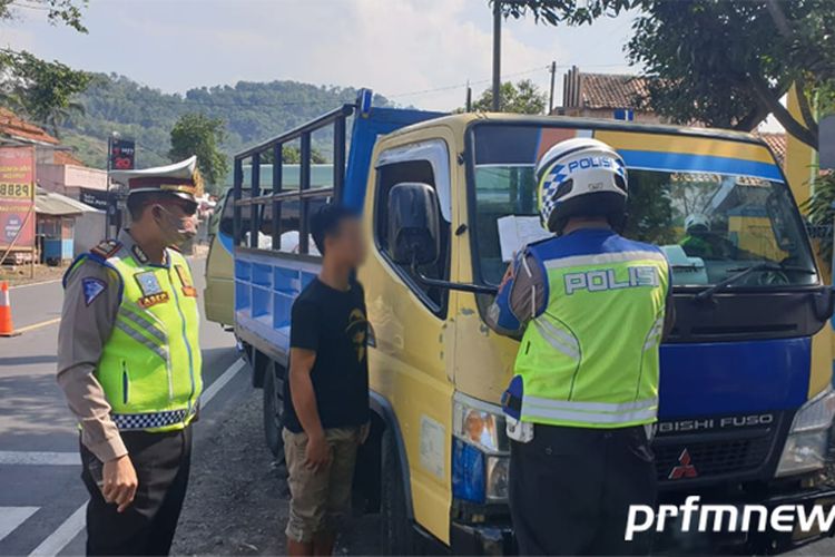 Waktu Buka Puasa Daerah Garut. Polres Garut Siaga 24 Jam di Cek Poin, Hanya Istirahat saat Salat