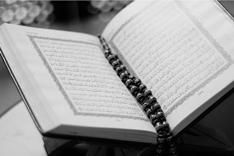 Surah Pendek Untuk Sholat Tarawih. Surah Al-Kautsar dengan Ejaan Latin dan Artinya: Pilihan Surah