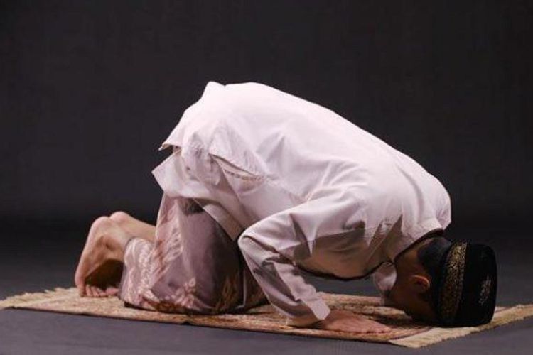 Lyrics Doa Qunut Sholat Subuh. Bacaan Doa Qunut Subuh, Dibaca di Rakaat Kedua Salat Subuh