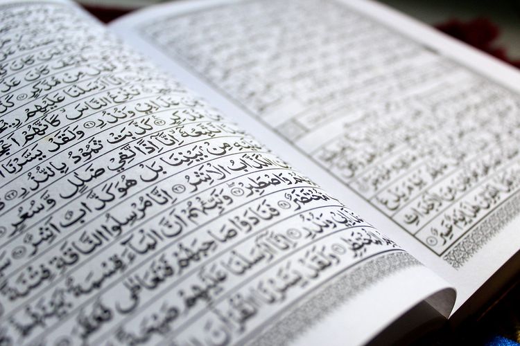 Ayat Tentang Sholat Dan Artinya. Ayat Alquran Tentang Sholat dan Puasa, Lengkap dengan Latin dan