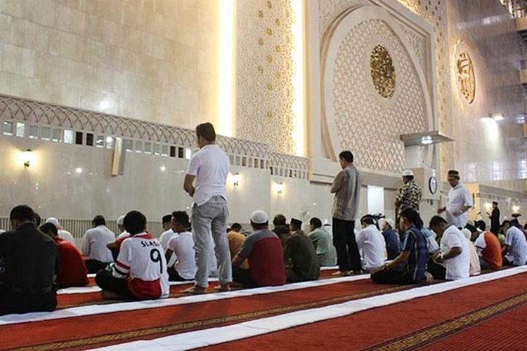 Niat Sholat Wajib Dalam Bahasa Arab. Bacaan Niat Sholat Lima Waktu Bahasa Arab, Latin, dan Artinya