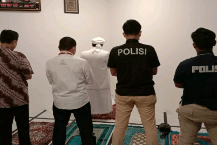 Niat Sholat Maghrib Untuk Imam. Bacaan Niat Shalat Maghrib Berjamaah dan Sendiri Dilengkapi