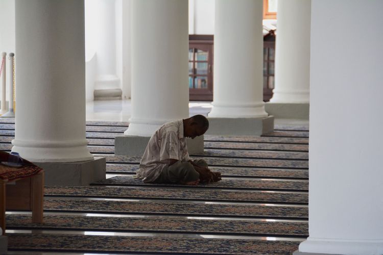 Bacaan Sholawat Nabi Versi Ujang Bustomi. Bacaan Teks Sholawat Ujang Bustomi Lengkap Arab, Latin, dan