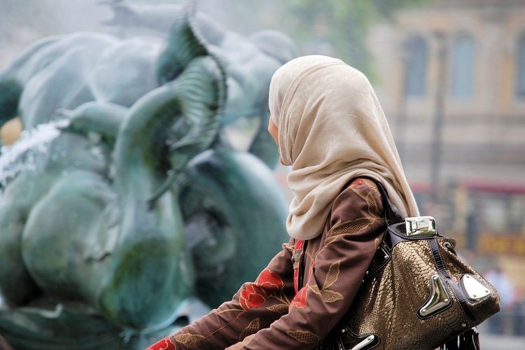 Sholat Wanita Yang Tidak Diterima Allah. 2 Penyebab Sholat Wanita Tidak diterima oleh Allah, Seorang Istri