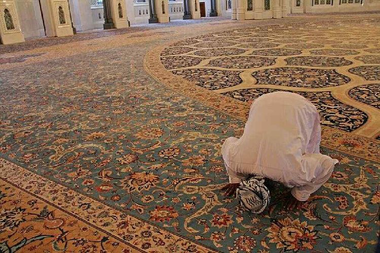 Tata Cara Melaksanakan Sholat Nisfu Sya'ban. Apakah Sholat Nisfu Syaban Boleh Dilakukan Sendiri? Begini