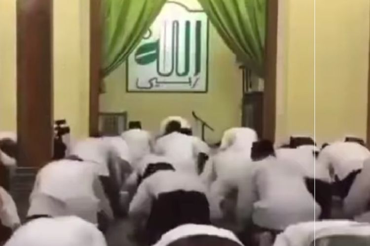 Video Cara Sholat Tarawih Di Rumah. Viral Salat Tarawih Super Kilat 4 Rakaat Hanya 30 Detik, Warganet