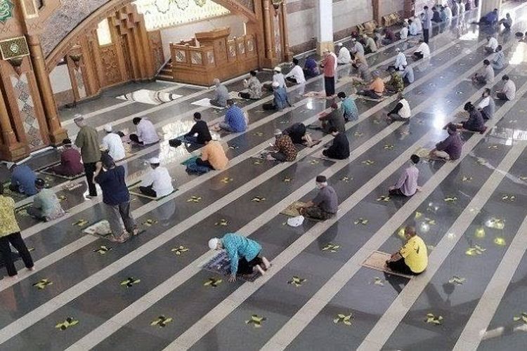 Shalat Berjamaah Shaf Tidak Rapat. MUI Perbolehkan Shaf Salat Berjamaah Rapat, Khusus Daerah Ini