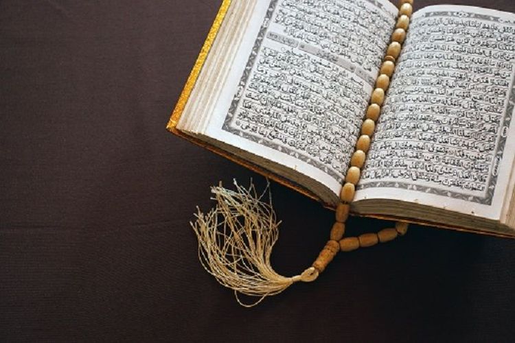 Surat Pendek Sholat Bahasa Indonesia. Surat Al Qariah, Surat Pendek untuk Sholat Tarawih, Beserta