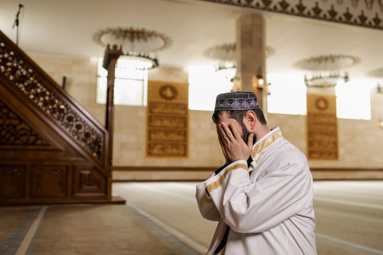 Shalat Sunnah Ketika Masuk Masjid. Niat Sholat Tahiyatul Masjid, Tata Cara, dan Doanya: Dilakukan