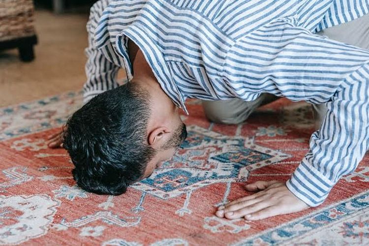 Niat Sholat Wajib Dalam Bahasa Arab. Niat Sholat 5 Waktu Lengkap Bahasa Arab, Latin dan Terjemahannya