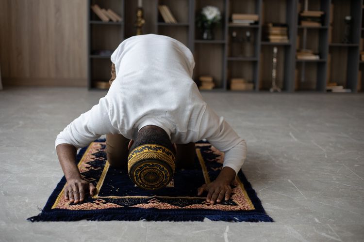 Sholat Sunnah Hajat Siang Hari. Tata Cara Sholat Sunnah Hajat Lengkap dengan Bacaan Niat, Doa