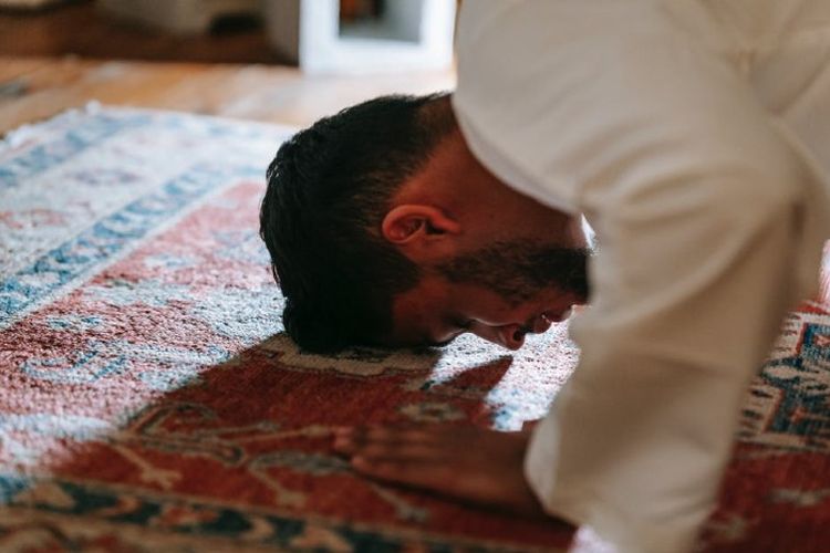 Mimpi Perempuan Jadi Imam Sholat. Mimpi Jadi Imam Shalat Ashar? Hayuuk Cek Artinya Bagi Kamu Pria