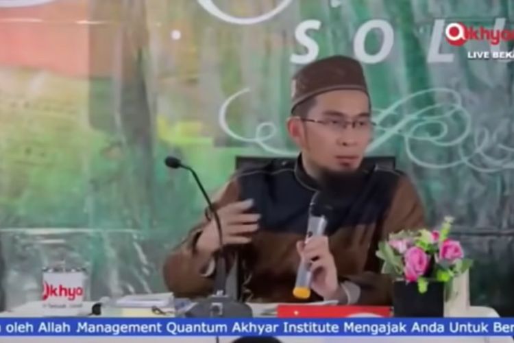 Bacaan Surah Pendek Pada Sholat Jamaah Dzuhur Dan Ashar Dibaca. Apakah Makmum Juga Membaca Surah Pendek ketika Sholat