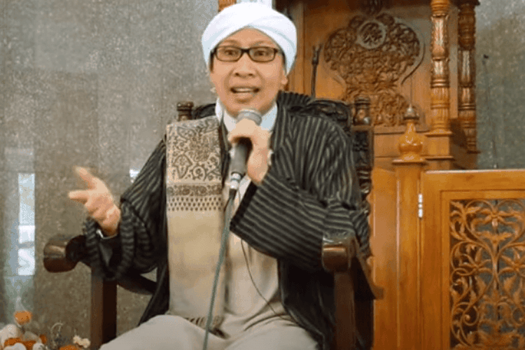 Bacaan Yang Wajib Dibaca Dalam Shalat. Inilah 5 Bacaan Wajib dalam Sholat Menurut Buya Yahya, Muslim