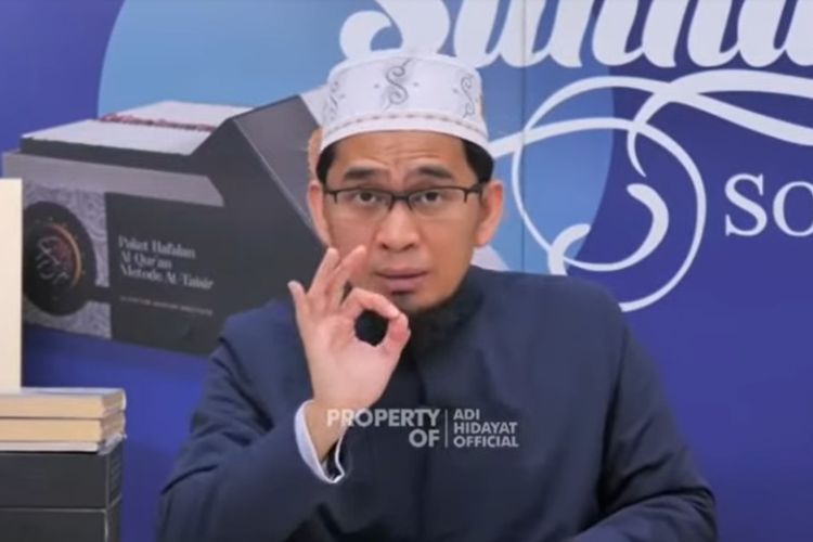 Bacaan Sholat Ustadz Adi Hidayat. Ustad Adi Hidayat Memiliki Cerita Soal Batalnya Orang Sholat