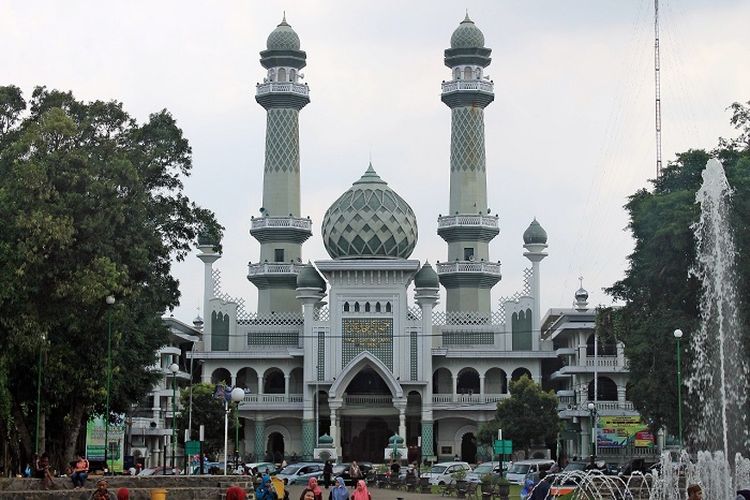 Selesai Shalat Jumat Di Surabaya. Jadwal Sholat Jumat Surabaya 4 Februari 2022, Simak Juga Adzan