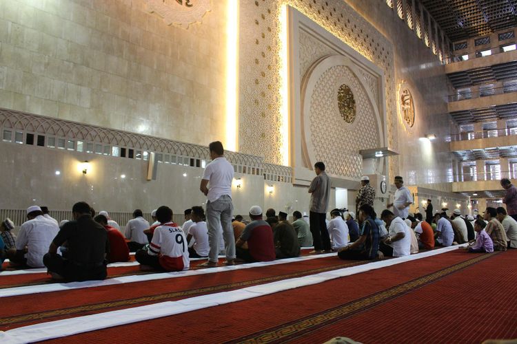 Shalat Tarawih 4 Rakaat Bagaimana. Bacaan Doa Niat Sholat Tarawih 4 Rakaat dan Witir 3 Rakaat