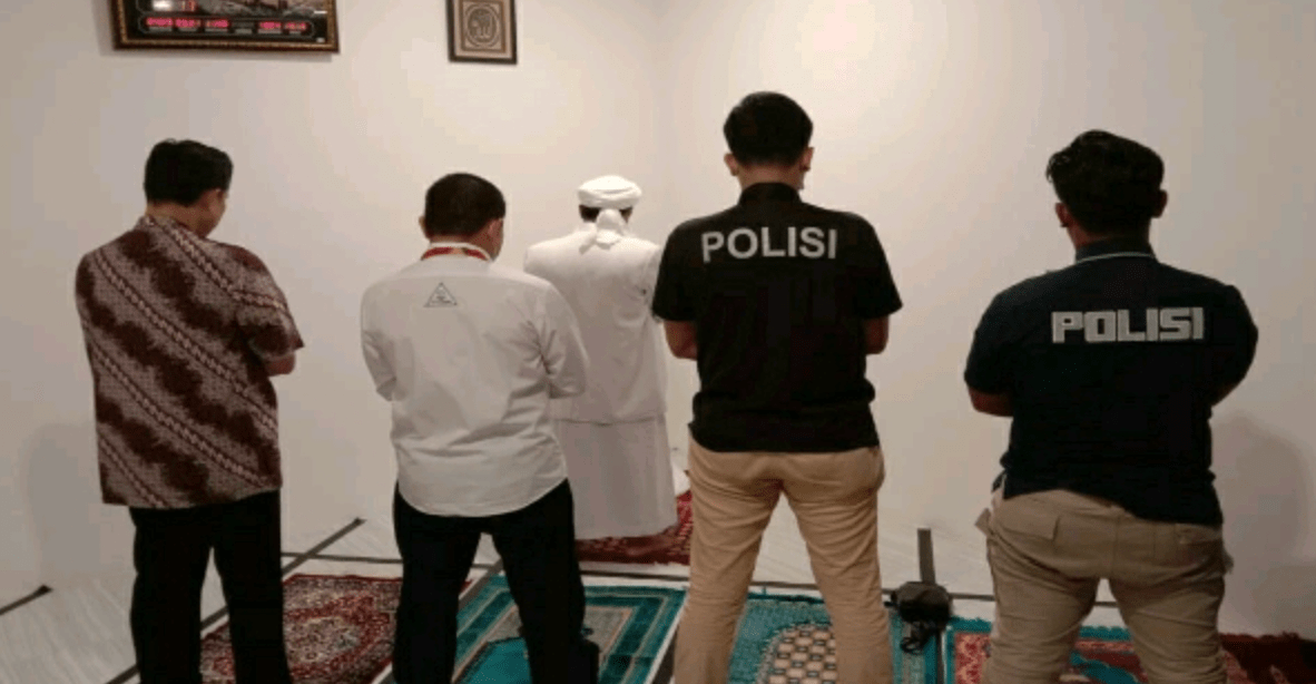 Niat Shalat Maghrib Menjadi Makmum. Bacaan Niat Shalat Maghrib Berjamaah dan Sendiri Dilengkapi