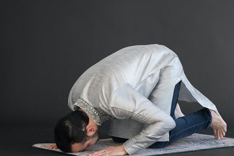 Sholat Tahajud Berjamaah Dengan Istri. Ditanya Hukum Sholat Tahajud Berjamaah, Begini Penjelasan Gus