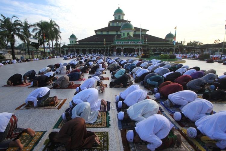 Bacaan Doa Takbir Sholat Idul Fitri. Wajib Tahu! Ini Bacaan Doa di Sela 7 Takbir Sholat Idul Adha