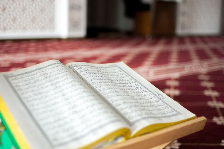 Surat Yang Dibaca Setelah Sholat Isya. Baca Surat Al-Mulk Setiap Hari Sehabis Sholat Isya atau Sebelum