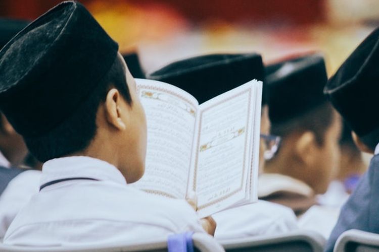 Bacaan Alquran Sesudah Sholat Magrib. INI 5 Manfaat Jika Rutin Baca Al Quran Setelah Sholat Subuh dan