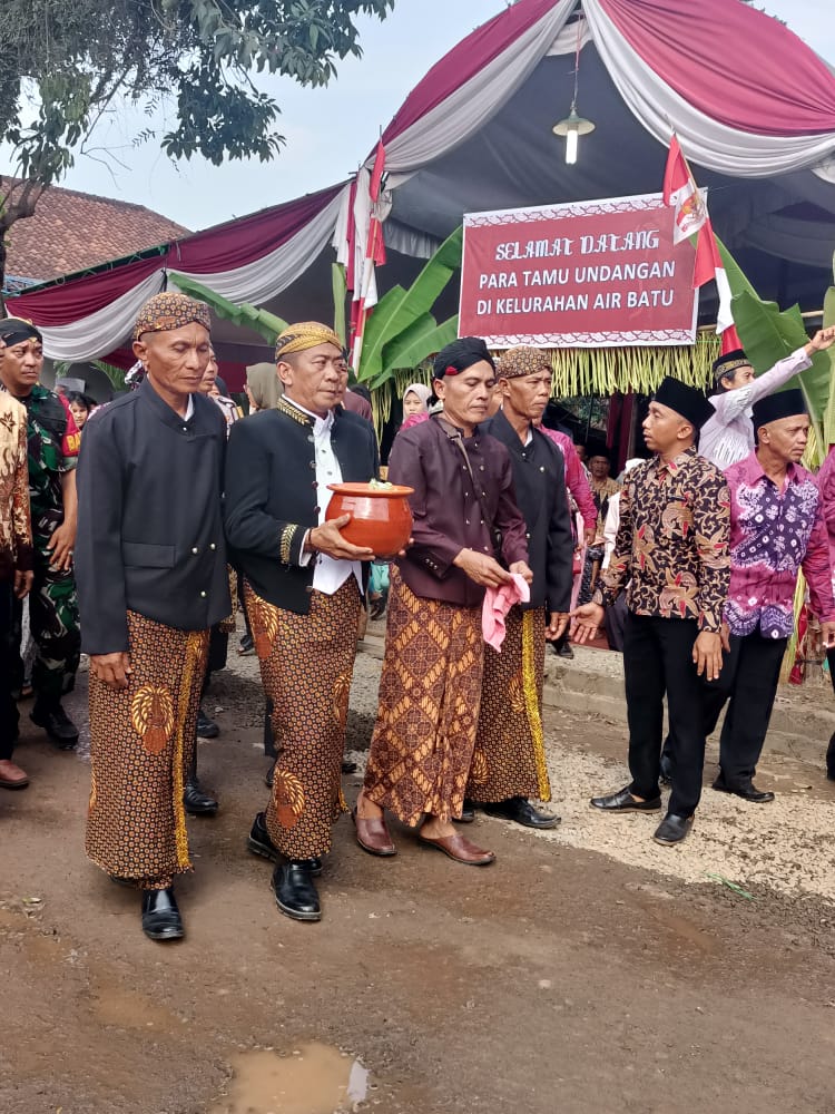 Pengertian Sedekah Bumi Bahasa Jawa. SEDEKAH BUMI Di AIR BATU, WUJUD SYUKUR ATAS KARUNIA