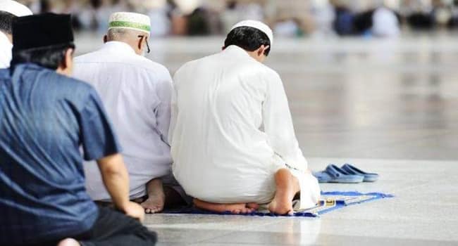 Orang Shalat Yang Lupa Melakukan Tasyahud (tahiyat) Awal Maka Ia Disunnahkan Melakukan. Lupa Tasyahud Awal Saat Salat, Apa yang Harus Dilakukan