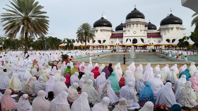 Bacaan Sholat Idul Fitri Lengkap. Tata Cara Sholat Sunah Idul Fitri Lengkap Latin dan Terjemahan