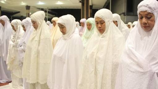 Sholat Isya Bersuara Atau Tidak. Kapan Wanita Dianjurkan Salat dengan Suara Keras?