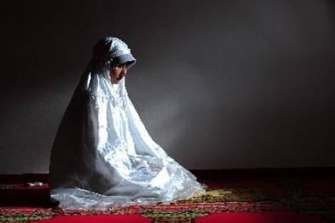 Perempuan Harus Menunggu Sholat Jumat Selesai. Benarkah Seorang Perempuan Tidak Boleh Salat Zuhur Hingga