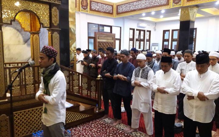 Syarat Menjadi Imam Sholat Wajib. Ini Sembilan Syarat Sah Menjadi Imam Shalat