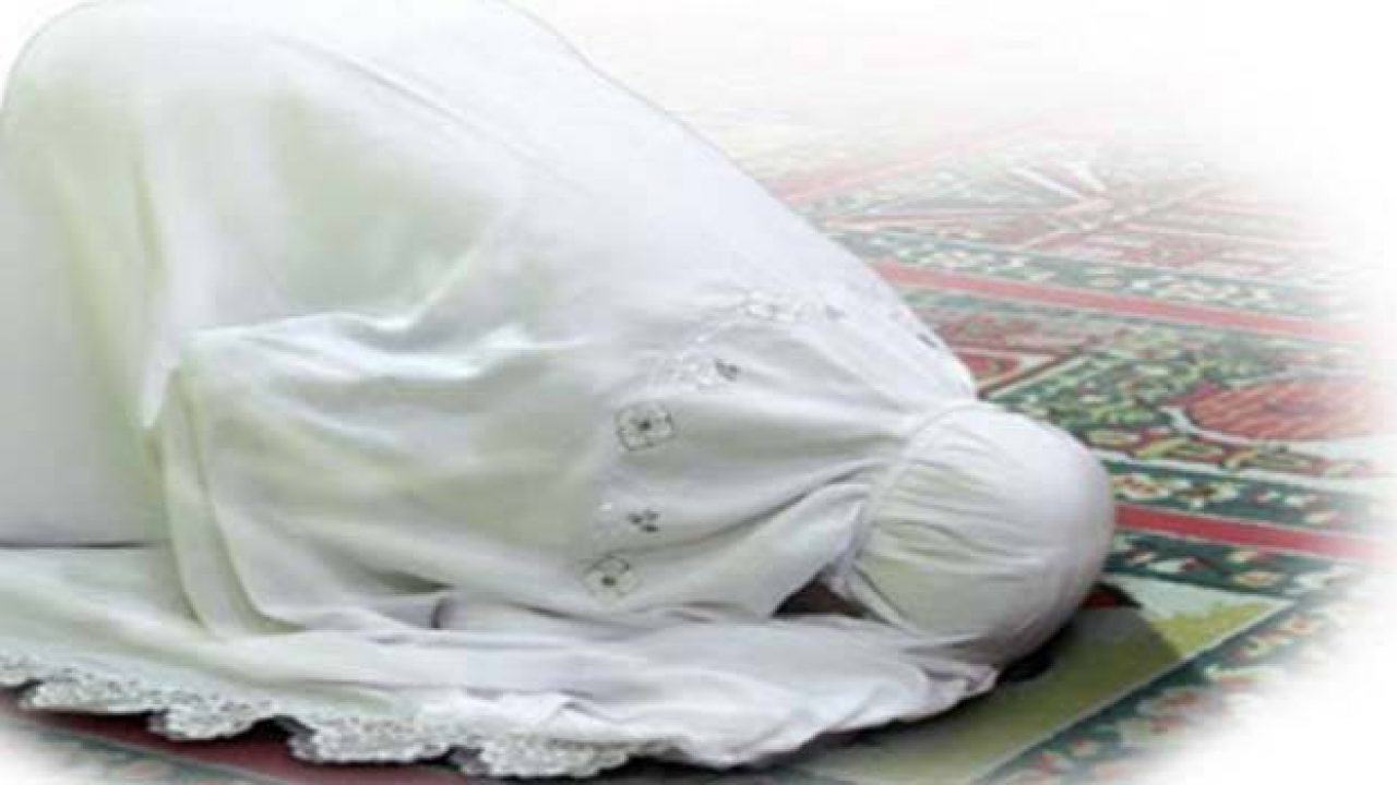 Sujud Wanita Saat Sholat Yang Benar. Cara Sujud Shalat yang Benar Untuk Perempuan