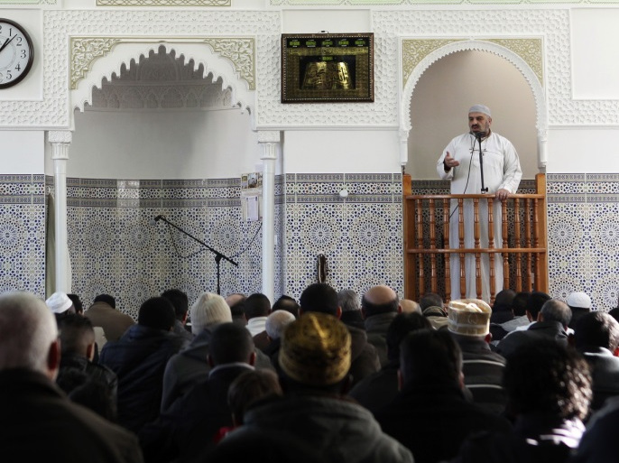 Hukum Shalat Jumat Tidak Mendengarkan Khutbah. Bagaimana Hukum Mendengarkan Khutbah Jumat di Luar Masjid?