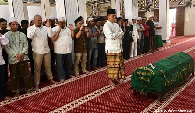 Setelah Takbir Pertama Dalam Shalat Jenazah Membaca. Tata Cara Sholat Jenazah, Niat, Jumlah Takbir, hingga Bacaannya