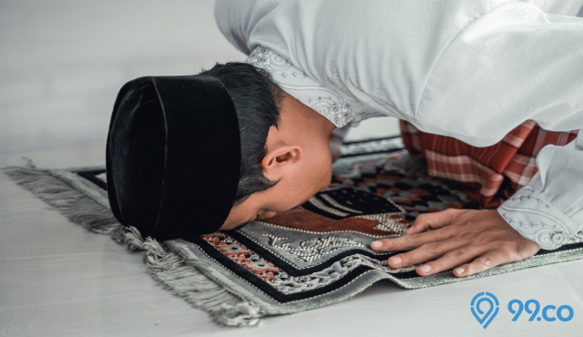 Apakah Shalat Taubat Harus Mandi Taubat Dulu. Tata Cara Sholat Taubat Disertai Niat dan Doanya Lengkap