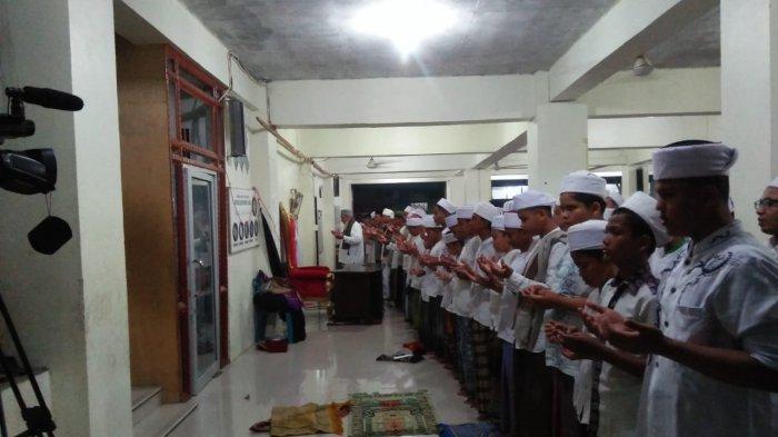 Bacaan Sholat Jenazah Perempuan Tulisan Arab. Cara Sholat Jenazah Lengkap dengan Bacaan Niat dalam Tulisan