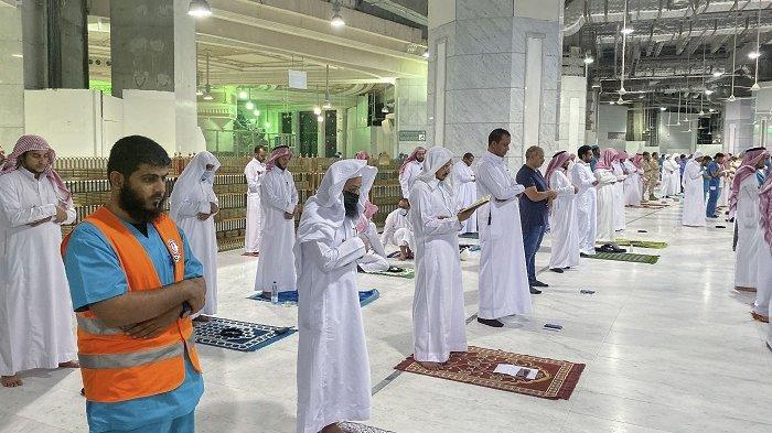 Bacaan Sholat Dan Artinya Ustadz Adi Hidayat. Bacaan Niat dan Tata Cara Shalat Tahajud, Penjelasan UAS dan