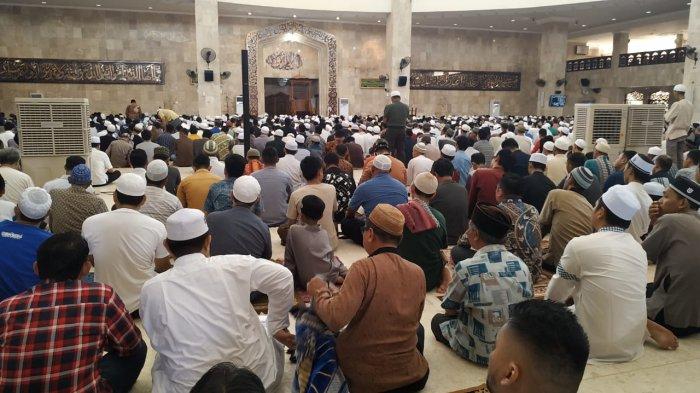 Shalat Jum'at Bagi Laki-laki Yang Mukmin Hukumnya Adalah. HUKUM dan Azab Allah SWT Tinggalkan Sholat Jumat Bagi Laki