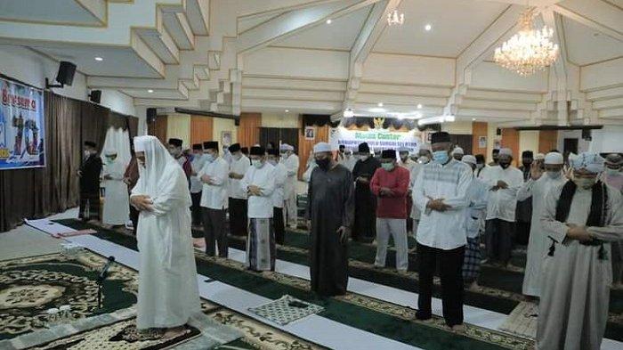 Tuntunan Sholat Lengkap Ustadz Adi Hidayat. Niat dan Tata Cara Shalat Hajat, Ustadz Adi Hidayat Tekankan