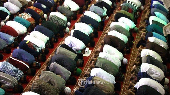 Panduan Solat Tarawih 8 Rakaat Berjamaah. PANDUAN Sholat Tarawih 8 Rakaat, Witir dan Lafadz Doa Kamilin