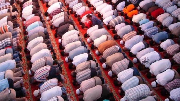 Mimpi Perempuan Jadi Imam Sholat. 5 Arti Mimpi Shalat Berjamaah, Berkaitan dengan Teguran dan