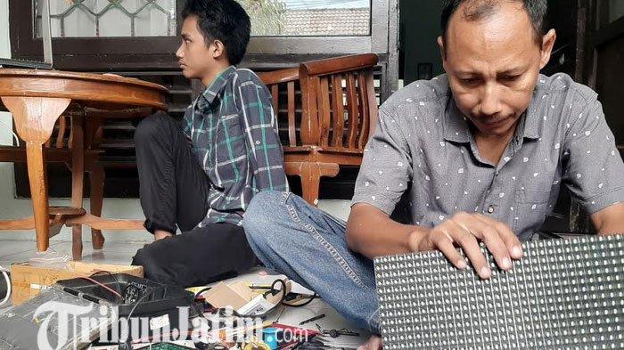 Jam Digital Waktu Sholat Gresik. Berawal dari Iseng, Pemuda Asal Gresik ini Bikin Jam Digital Masjid