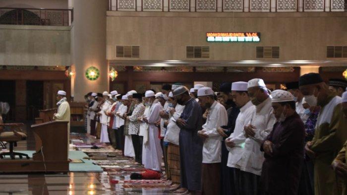 Niat Sholat Isya Arab Dan Artinya. Bacaan Niat Sholat Isya Sendirian dan Sebagai Makmum, Bahasa