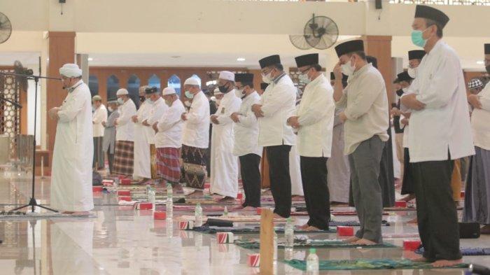 Tata Cara Sholat Jamaah Dzuhur. Bacaan Niat Sholat Dzuhur Berjamaah Sebagai Imam, Makmum