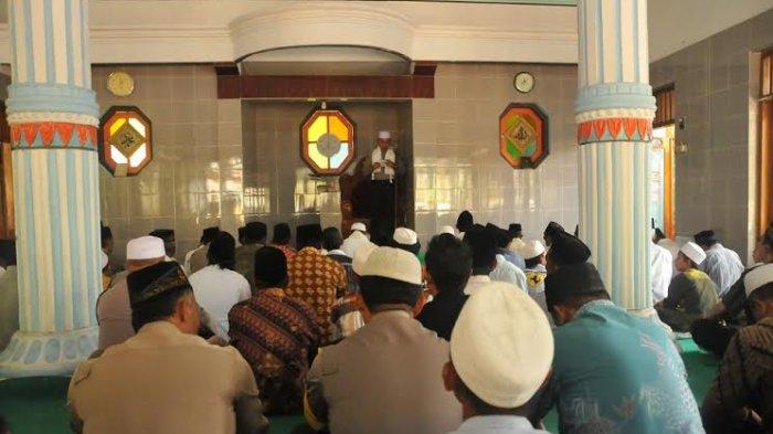 Hukum Shalat Jum'at Bagi Perempuan Menurut Jumhur Ulama. Hukum Shalat Jumat bagi Perempuan, Wajib atau Sunnah? Begini