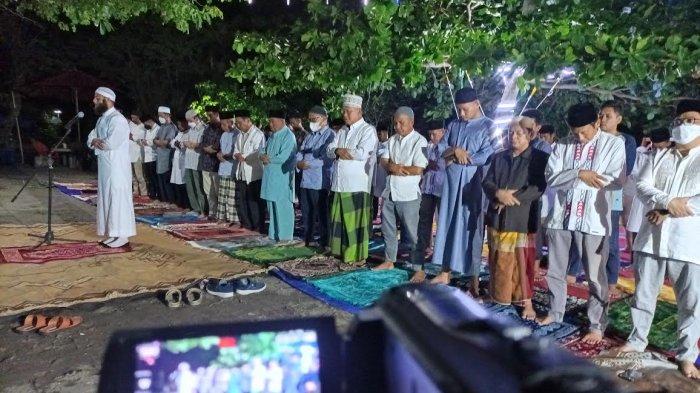 Video Tata Cara Sholat Tarawih. Video: Pantai Indah Bosowa Makassar Gelar Salat Tarawih