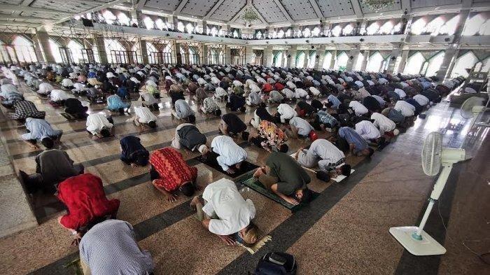 Bacaan Niat Untuk Sholat Jumat. Niat & Tata Cara Sholat Qobliyah dan Badiyah Jumat 2 Rakaat serta